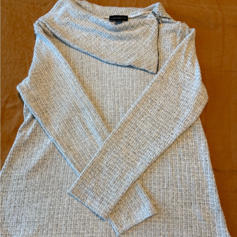 Zip-Shoulder Ribbed Tunic Sweater in Light Gray